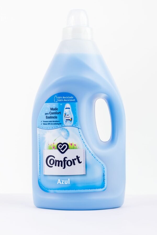 A 4L bottle of Comfort Azul Fabric Conditioner placed on a laundry shelf, showcasing its refreshing fragrance and fabric-softening benefits.