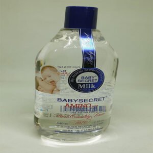 A 440ml bottle of Baby Secret Amino Acid Body Wash placed on a bathroom counter, surrounded by soft towels, highlighting its gentle and nourishing formula for delicate baby skin.